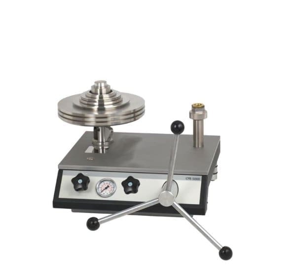 CPB5000 pnevmatski tlačni izenačevalnik je najnatančnejši instrument za umerjanje elektronskih ali mehanskih instrumentov za merjenje tlaka