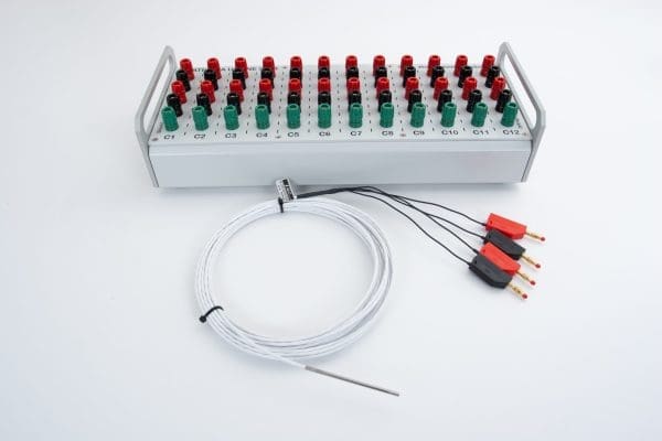 UT-ONE S012Aje precizen in vsestranski 12-kanalni namizni termometer, ki omogoča merjenje platinastih uporovnih termometrov, termistorjev in termoelementov.