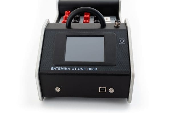 UT-ONE B03B je precizen in vsestranski 3-kanalni namizni termometer, ki omogoča merjenje platinastih uporovnih termometrov, termistorjev in termoelementov.