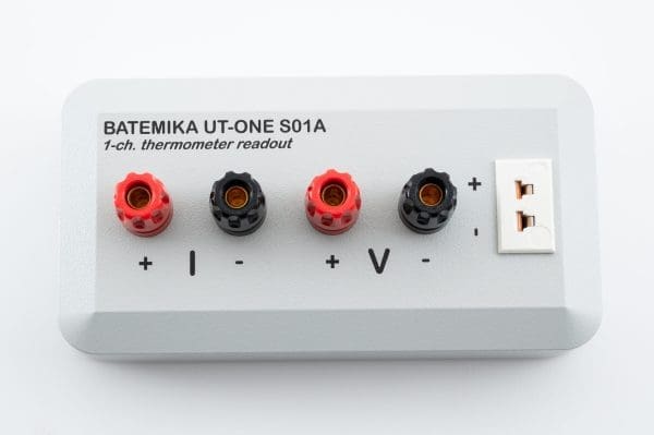 UT-ONE S01A je precizen in vsestranski 1-kanalni namizni termometer, ki omogoča merjenje platinastih uporovnih termometrov, termistorjev in termoelementov.