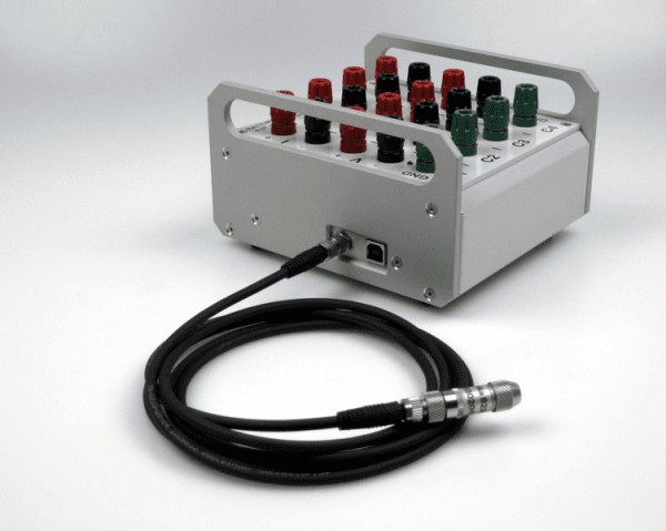 UT-ONE S04A je precizen in vsestranski 4-kanalni namizni termometer, ki omogoča merjenje platinastih uporovnih termometrov, termistorjev in termoelementov.